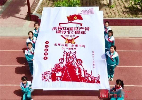 玄凤鹦鹉刚出生四个月能摸吗？游戏画面