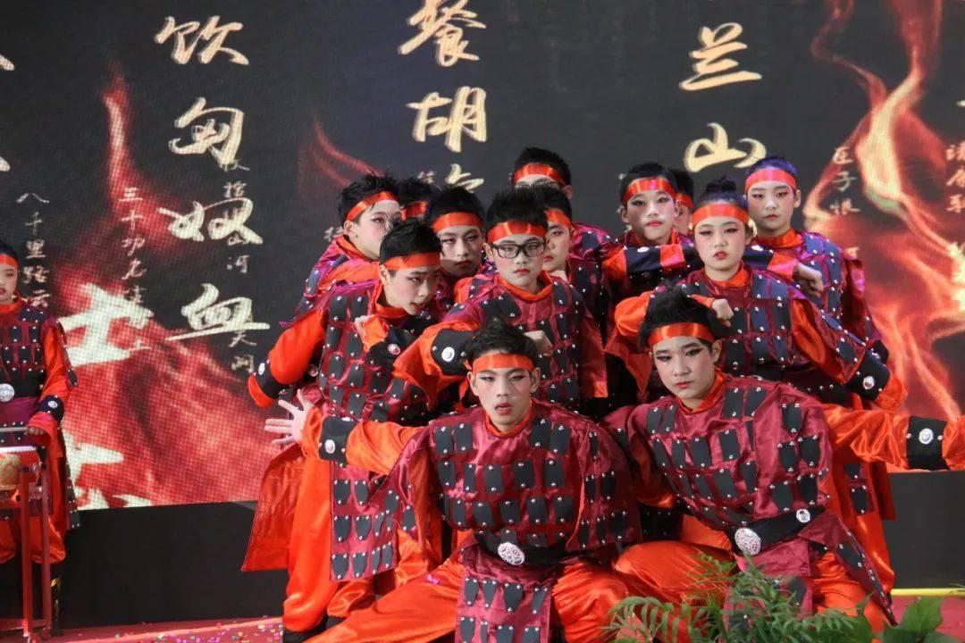 5系纯电,宝马i5马上登场,可以躺在后排看电影