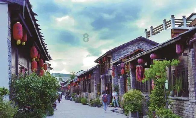 房子装修完业主疑似赖账不付钱，工人一气之下砸毁了吊顶，业主为何不付钱？